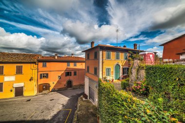 Montecatini turuncu binalarda