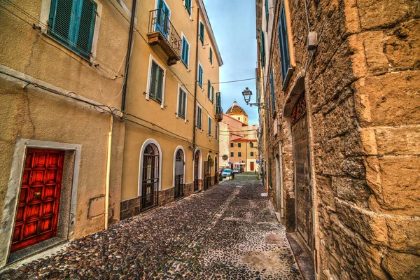 Узкая улица в старом городе Альгеро — стоковое фото