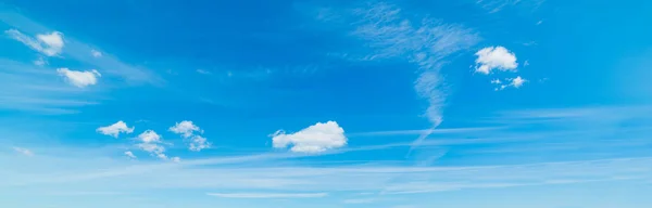 积云，蓝蓝的天空 — 图库照片