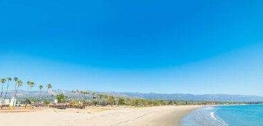 Santa Barbara kıyı üzerinde mavi gökyüzü