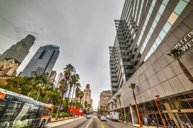 Şehir üzerinde bulutlu gökyüzü