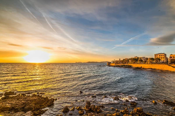 Sole splendente ad Alghero al tramonto — Foto Stock