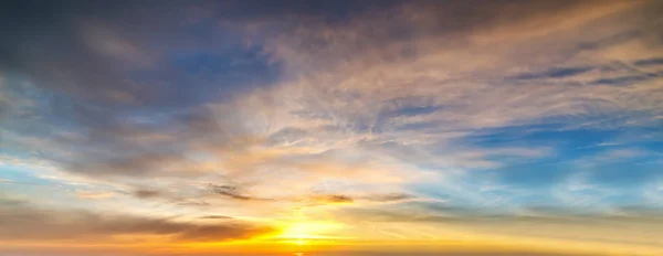 Turuncu ve mavi gökyüzü bulutlu — Stok fotoğraf
