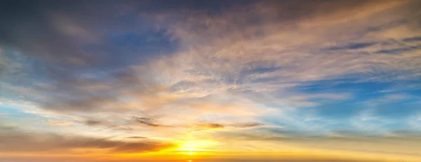 Ciel bleu et orange avec nuages — Photo