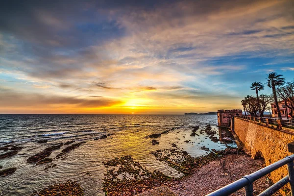 Cielo nublado sobre Alghero al atardecer — Foto de Stock