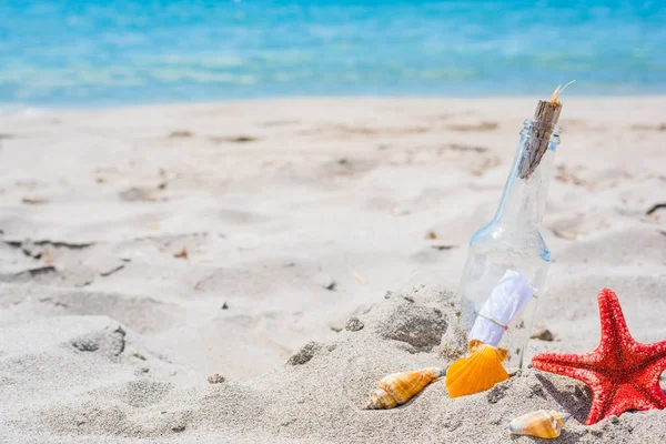 Flaska på stranden — Stockfoto