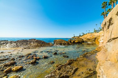 Laguna Beach kayalarda