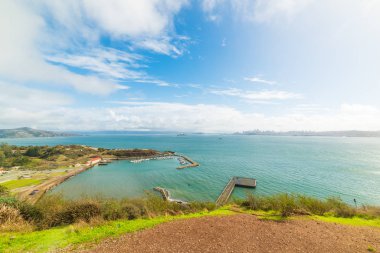 San Francisco Körfezi üzerinden bulutlar