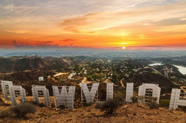 Günbatımındaki Hollywood Tabelası