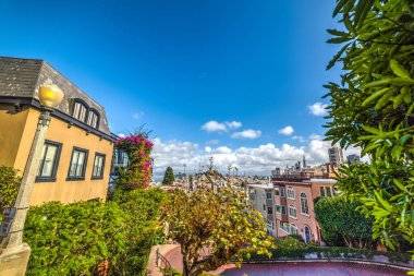 San Francisco Körfezi üzerinde mavi gökyüzü