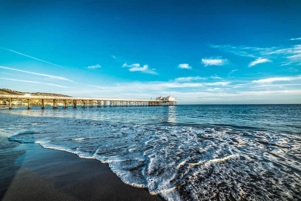 Malibú muelle en un día despejado — Foto de Stock