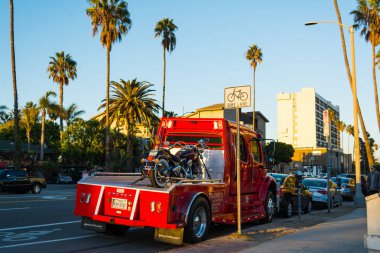 Çekici üzerinde motosiklet