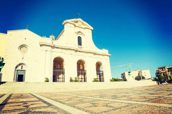 Bonaria 大教堂在卡利亚里在阳光明媚的一天 — 图库照片