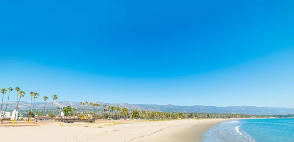 Blauwe hemel over Santa Barbara kustlijn — Stockfoto