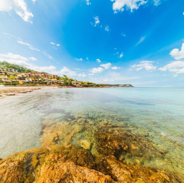 Bulutlu bir günde Piccolo Pevero kumsalda