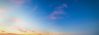 Günbatımında renkli gökyüzü 