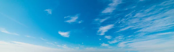 Blauwe hemel en cirrus wolken — Stockfoto
