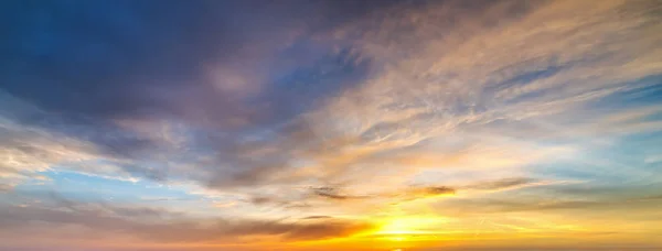 Céu colorido ao pôr do sol na Sardenha — Fotografia de Stock