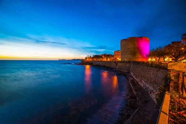 Kleurrijke nacht in Alghero — Stockfoto