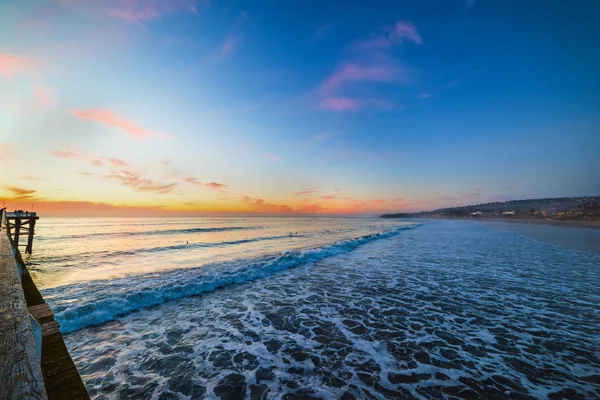 Gün batımında Pacific Beach sörfçü — Stok fotoğraf