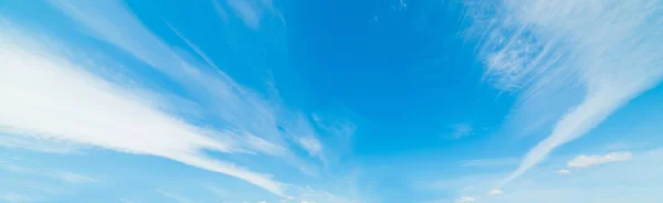 Chmur Cirrus i błękitne niebo — Zdjęcie stockowe