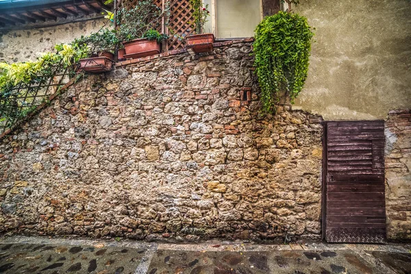 Holztür in einer rustikalen Ecke in Monteriggioni — Stockfoto