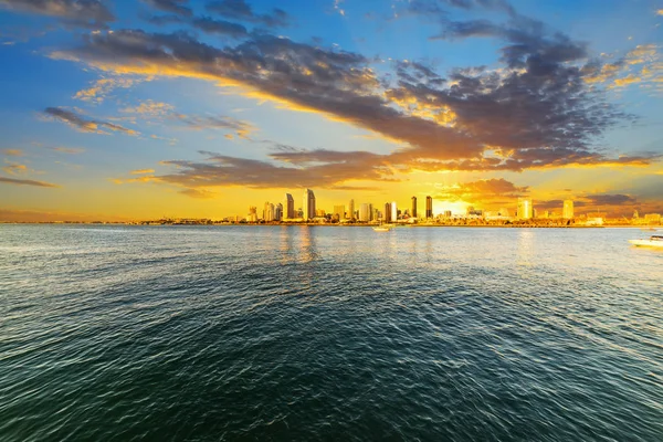 Zachmurzone niebo nad centrum San Diego o zachodzie słońca — Zdjęcie stockowe