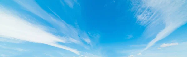 Nubes de cirros y cielo azul — Foto de Stock