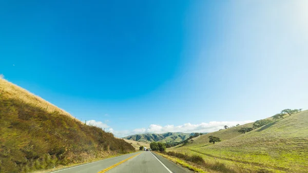 Pouco tráfego em uma estrada do país de Califórnia — Fotografia de Stock