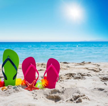 Güneş ve flip flop parlayan