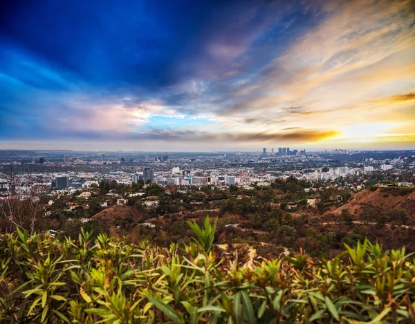 洛杉矶在色彩斑斓的天空之下 — 图库照片