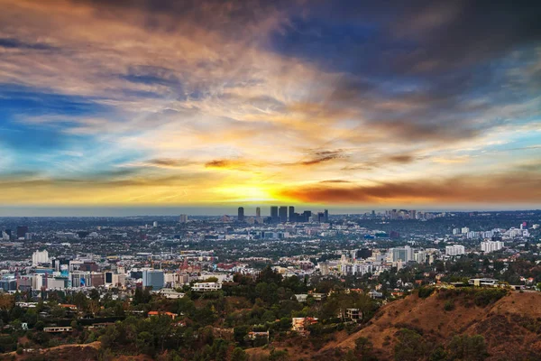 Лос-Анджелес под красочным небом на закате — стоковое фото