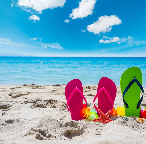 Flip-flops på stranden — Stockfoto