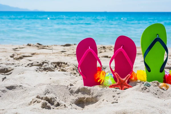 Flip flops på sanden — Stockfoto