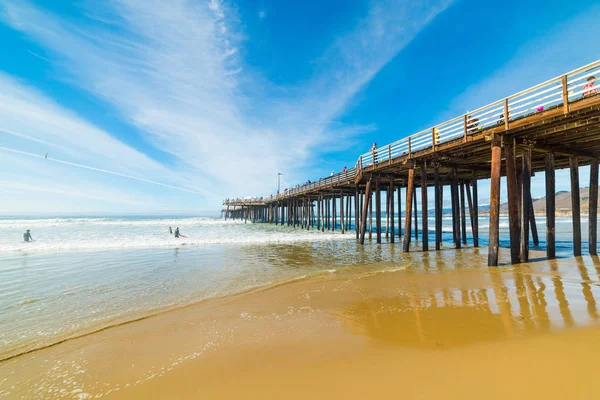 Surfistas pelo cais da Praia do Pismo — Fotografia de Stock