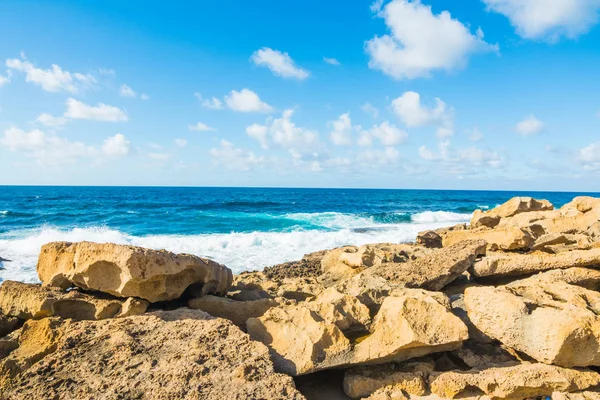 Gele stenen door de kust in Sardinië — Stockfoto