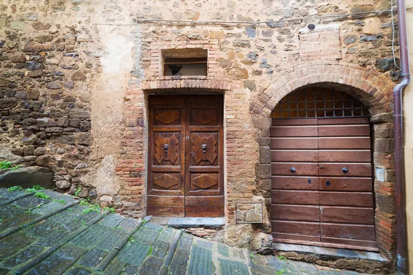 Montalcino bir rustik duvar ahşap kapı — Stok fotoğraf