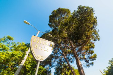 Beverly Hills işareti mavi gökyüzü altında
