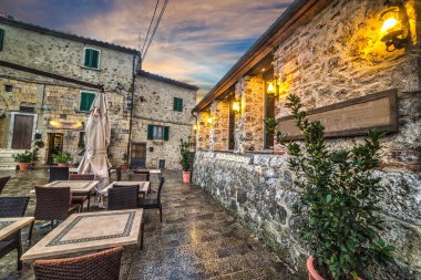 Monteriggioni içinde küçük kare