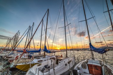 Alghero Harbor teknelerin satır