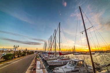 Alghero Harbor renkli günbatımı