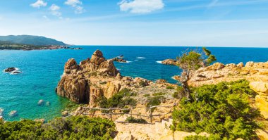 Costa Paradiso içinde kayalık sahil şeridi