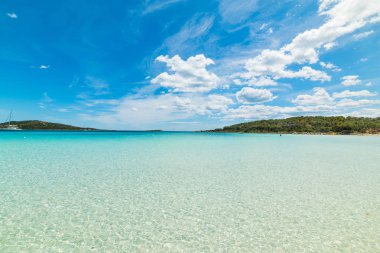 Cumulus bulutları Cala Brandinchi içinde