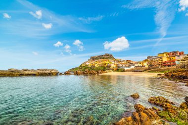 Castelsardo kıyı şeridi mavi denizlerde