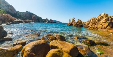 Costa Paradiso sarı kayalarda