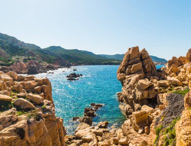 Kayalar ve Costa Paradiso mavi denizlerde
