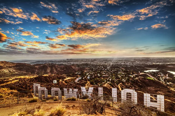 Färgglada himlen över Hollywood-skylten — Stockfoto