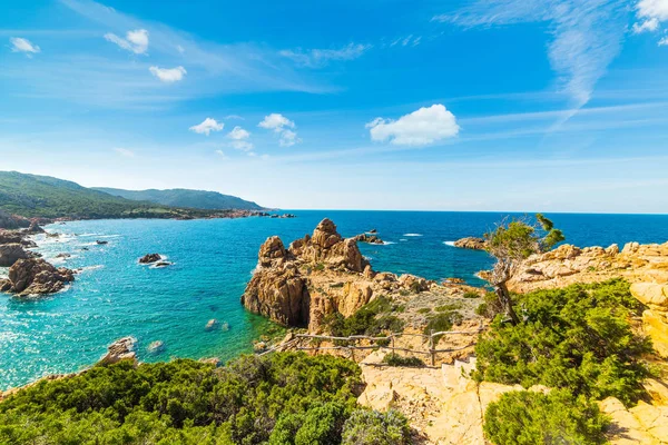 Costa Paradiso içinde kayalık sahil şeridi