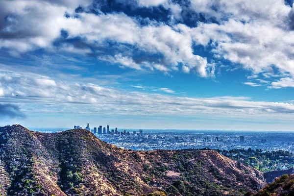 Λευκά σύννεφα πάνω από το Λος Άντζελες — Φωτογραφία Αρχείου