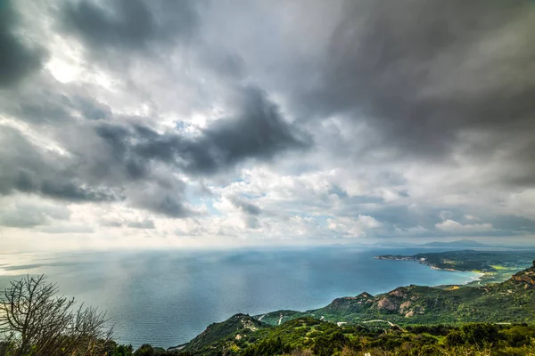 Dramatyczne niebo nad zachodnim wybrzeżu Sardynii — Zdjęcie stockowe